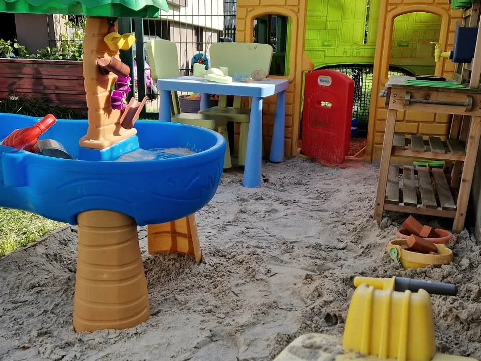 Garten mit Spielhaus, Sitzgruppe, Sandbereich und Matschküche